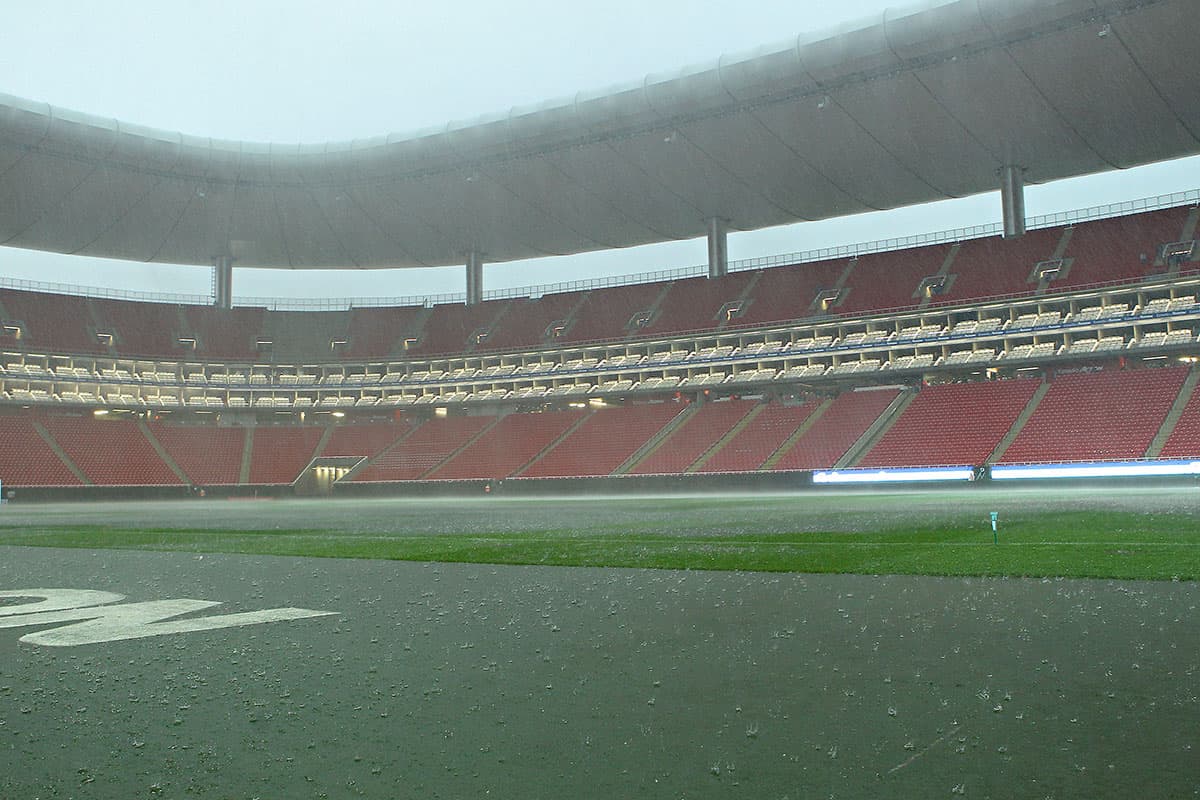 Inundación en el Estadio Akron de Guadalajara a pocos minutos de la hora oficial del juego entre Chivas y Cruz Azul por la jornada 2 del Apertura 2018 de la Liga MX.