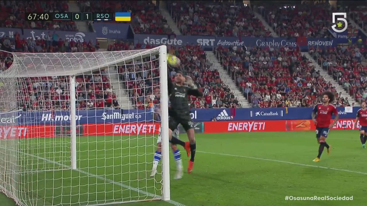 ¡Figuras del juego! El portero salva y la pelota rebota en el travesaño