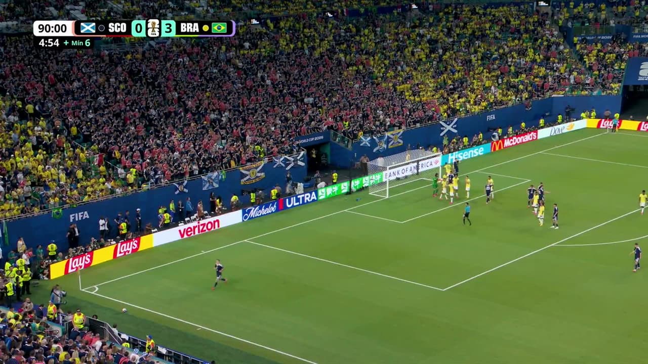 ¡TIRO ATAJADO! disparo por Scott McTominay.