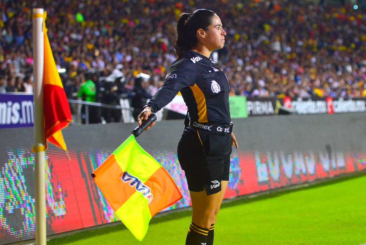 Karen Janett Díaz fue uno de los árbitros asistentes durante el partido.