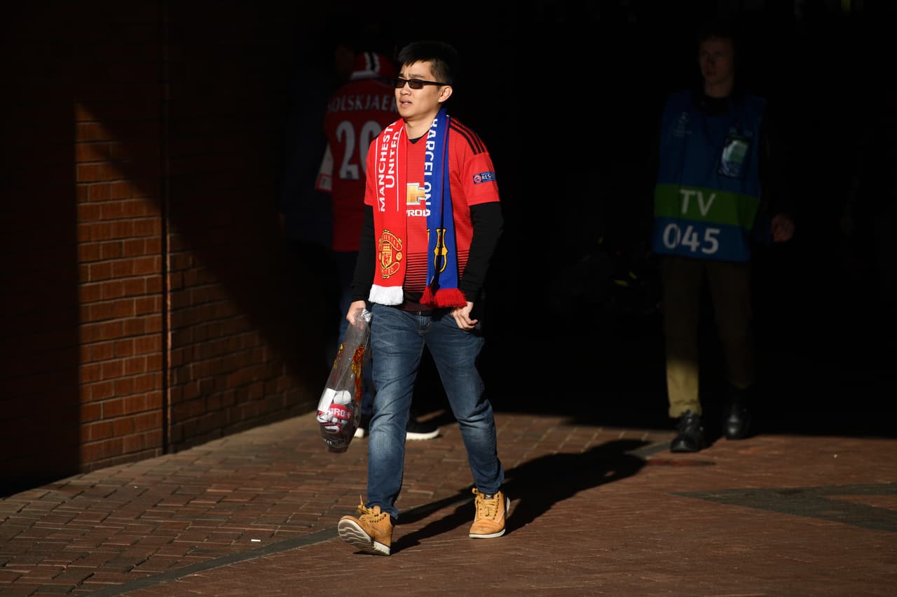 Bufandas, playeras retro y hasta tatuajes hicieron parte del colorido previo que se vivió en Old Trafford y sus inmediaciones este miércoles. Los aficionados del Manchester United llegaron con la esperanza de dar un paso hacia las Semifinal de la UEFA Champions League ante el Barcelona.
