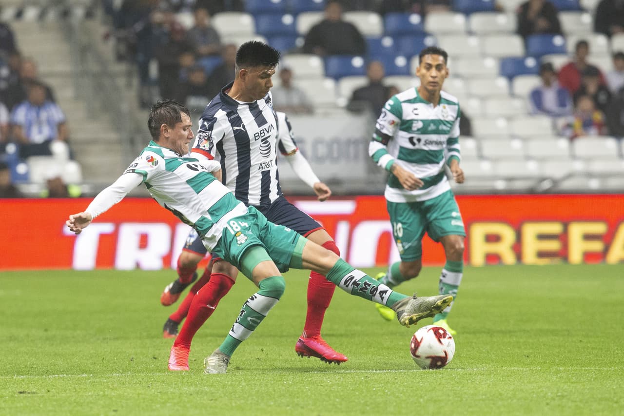 Jonathan Díaz barre de manera correcta y manda el balón al saque de banda.