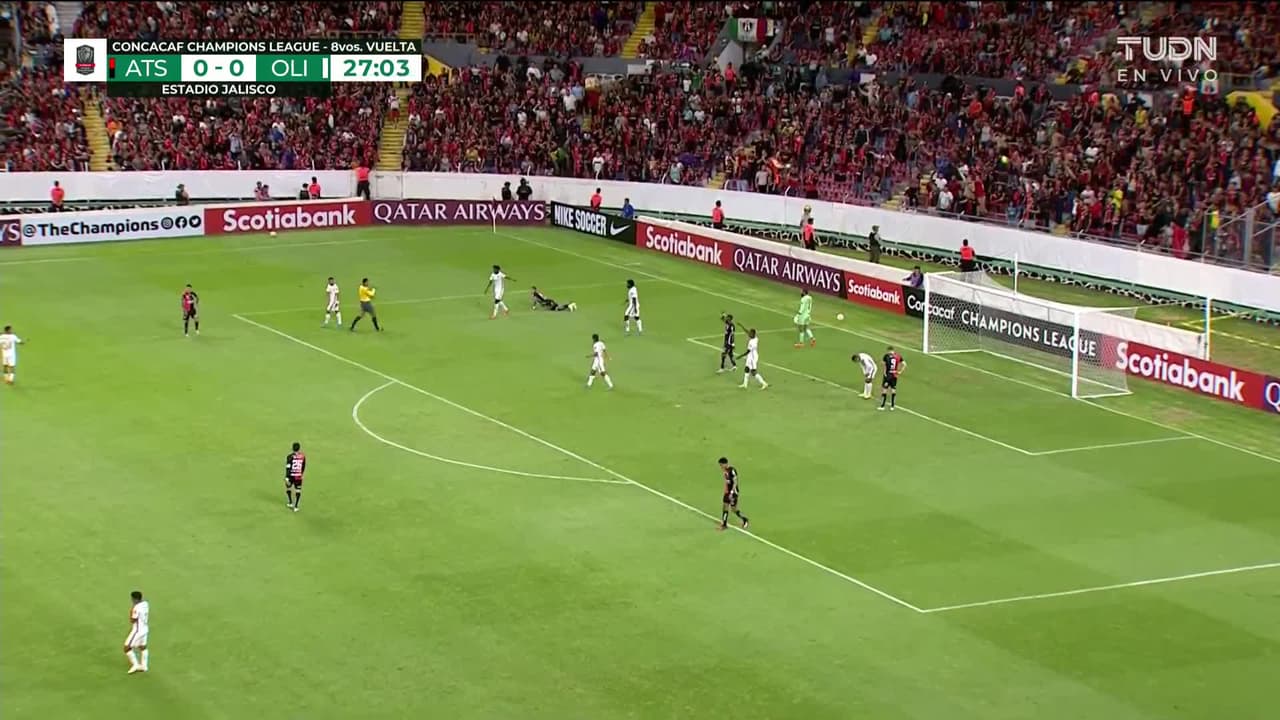 ¡TIRO ATAJADO! disparo por Julián Quiñones.