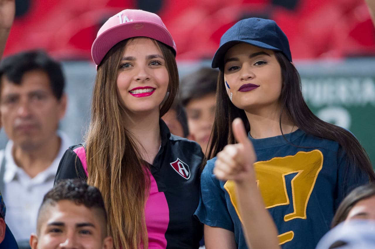 En las gradas, la belleza no discrimina los colores de uno u otro equipo.