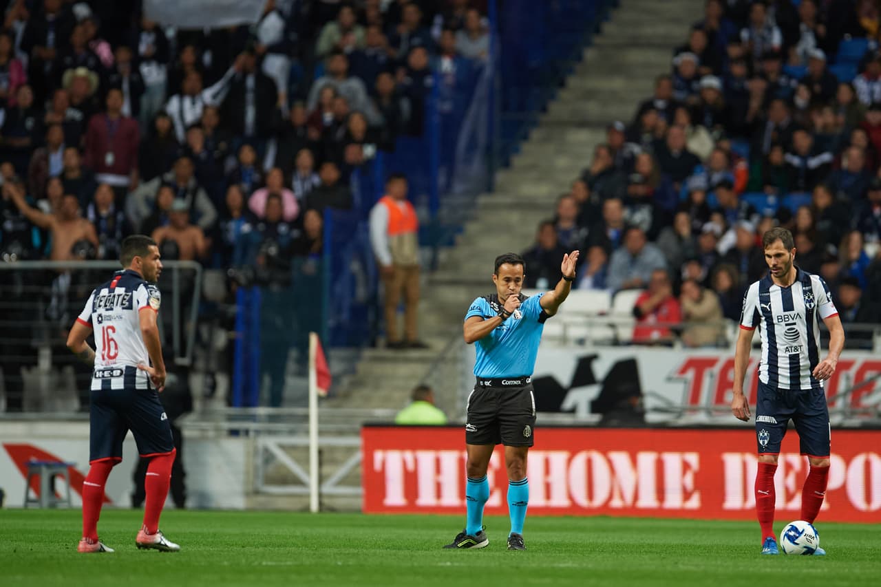 Después de revisar la jugada en el VAR, el árbitro decretó falta a favor de Rayados y se anuló la anotación.