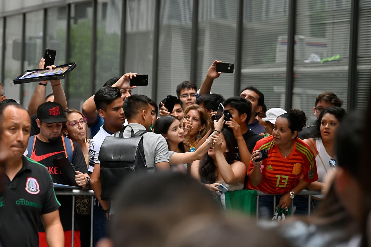 Los fanáticos recibieron a la Selección Mexicana en Phoenix Arizona, donde este martes se enfrentarán con Haití en la Semifinal de la Copa Oro.