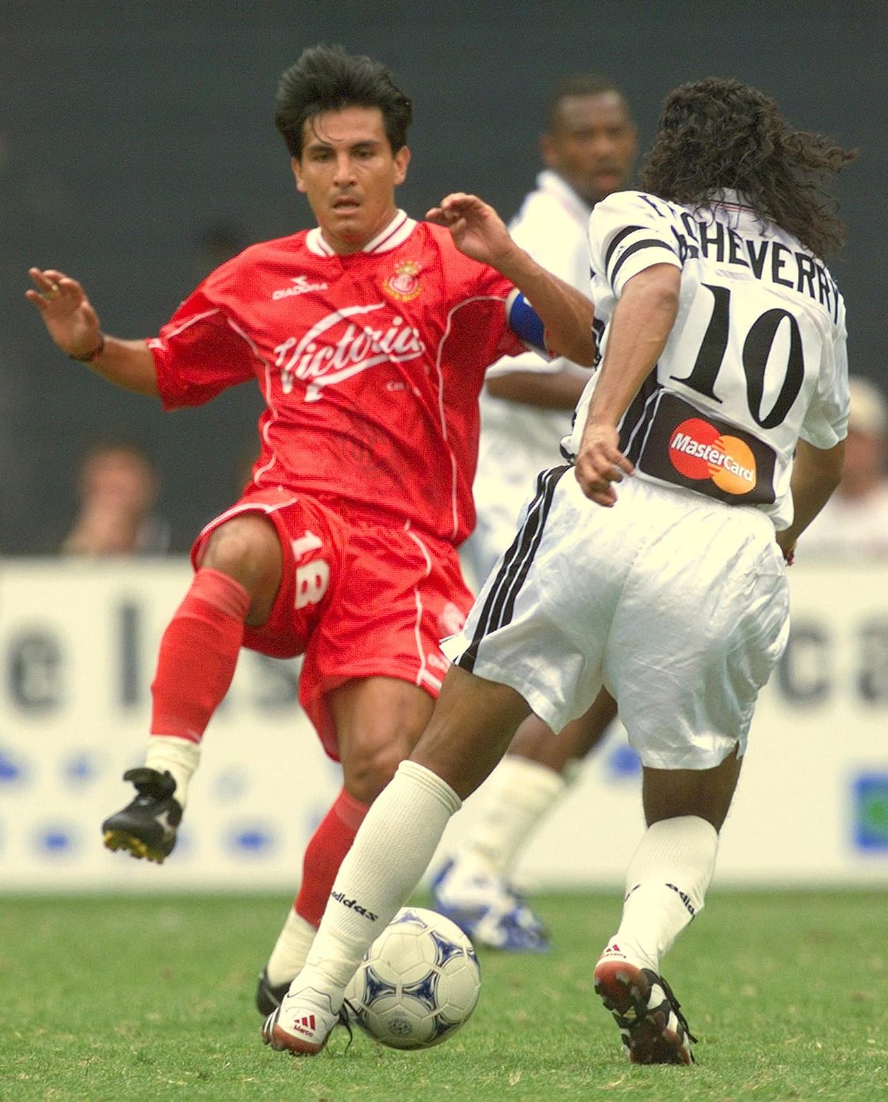 El DC United contaba en sus filas con el boliviano Marco Etcheverry, jugador que pasó a la historia de ese club como uno de los más galardonados a nivel local en la recién nacida liga estadounidense.