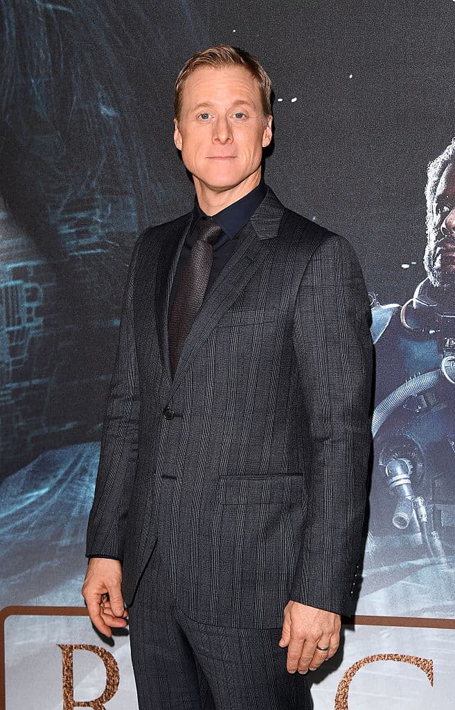 Los tres hermanos llegan al País de Nunca Jamás, donde conocen a Peter Pan, un niño que es el ‘rey’ y pasa los días peleando con piratas, jugando con los niños perdidos, o simplemente volando por las nubes.
<br>