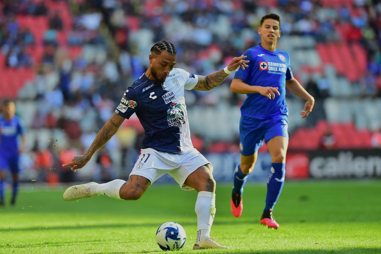 Con goles de Santiago Giménez, Jonathan Rodríguez y Juan Escobar, Cruz Azul consigue la voltereta y se lleva los tres puntos en el estadio Azteca.