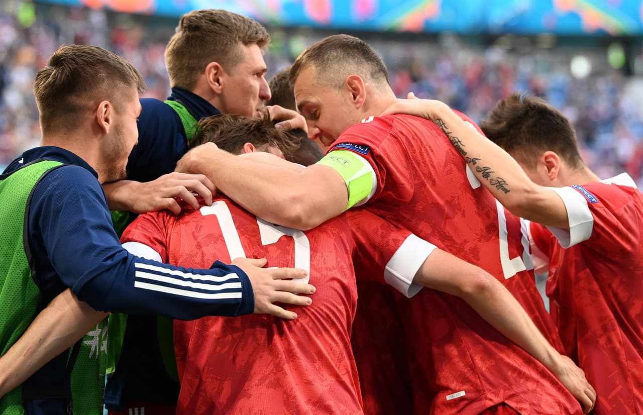 Rusia consigue su primera victoria tras derrotar 1-0 a Finlandia durante la segunda jornada del Grupo B en la Euro 2020. Parecía que los visitantes ponían el primer gol del encuentro pero, tras revisión del VAR, se anulaba la anotación. Ya al filo de la primera mitad, Aleksei Miranchuck anotó el tanto que le dio la victoria a los rusos en San Petersburgo.