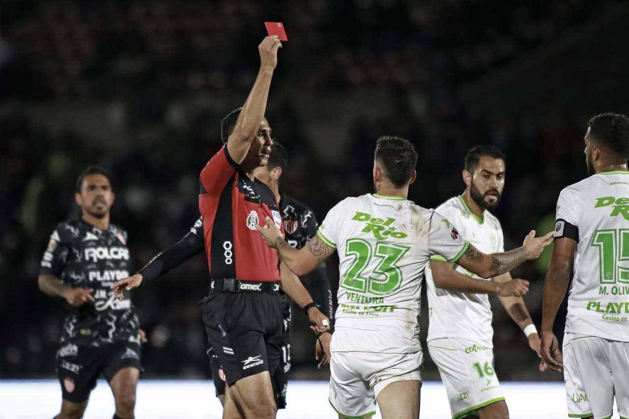 Santander expulsó a Ventura Alvarado pero tras revisar la jugada en el monitor, cambió la tarjeta por amarilla.