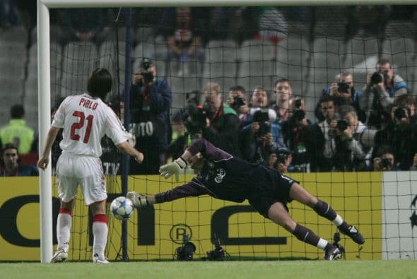 Jerzy Dudek: Si de porteros hablamos, en el 2005 el Liverpool una inesperada victoria ante el Milan al reponerse de un 3-0 adverso, pero lo mejor llegó en la tanda de penaltis.