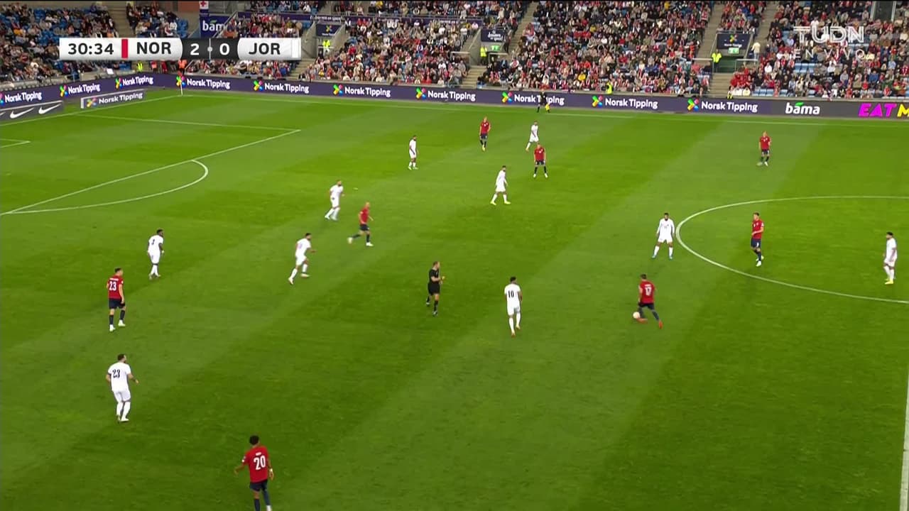 ¡GOL!  anota para Noruega. Jørgen Strand Larsen