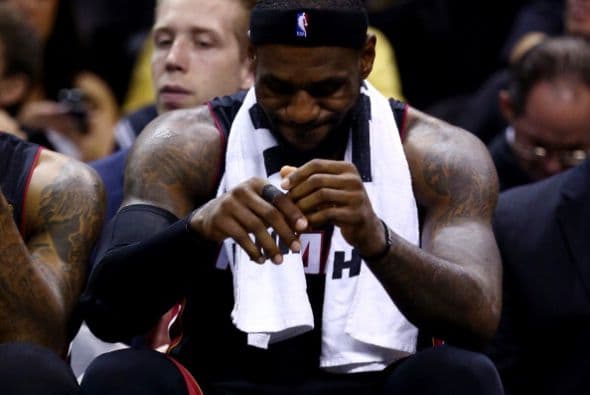 Todo o nada. Dispuestos a dejar la vida en la cancha San Antonio fue por su quinto campeonato mientras Miami buscaba salir de la mala racha 3-1 pese a que ningún equipo en la historia lo había logrado en una final. San Antonio apaleó a Miami.          