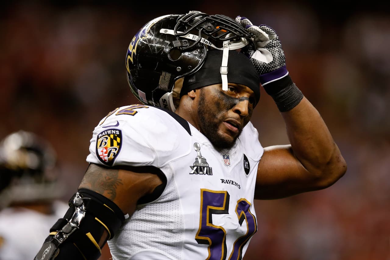 <b>Baltimore Ravens: LB Ray Lewis</b>. Dos veces ganador del Super Bowl con los Cuervos, MVP de la edición XXXV. Fue elegido 13 veces al Pro Bowl. Difícil quitarle a Lewis en lo deportivo esta posición.