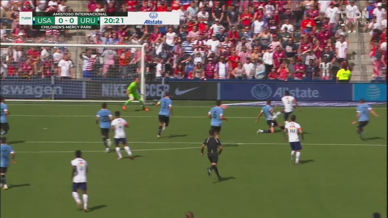 ¡Team USA avisa! Ferreira saca tiro potente que rechaza Muslera