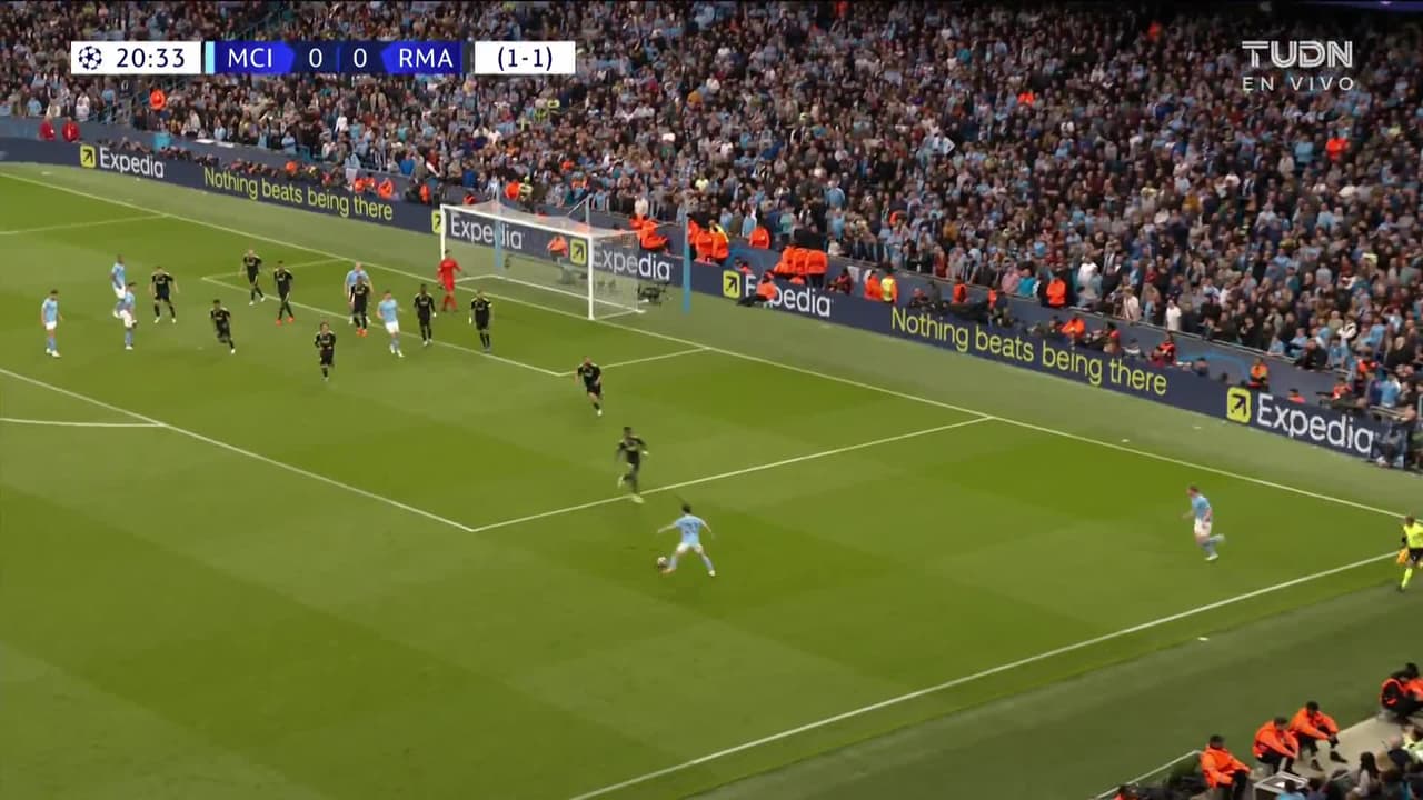 ¡TIRO ATAJADO! disparo por Erling Haaland.