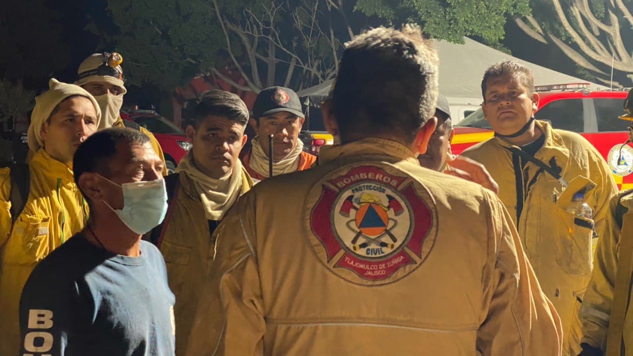 ‘Chelo’ Zaldívar rifa un kit de Chivas en apoyo a brigadistas