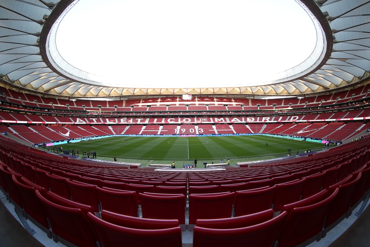Cae la tarde y el Wanda Metropolitano recibe a miles de aficionados colchoneros.