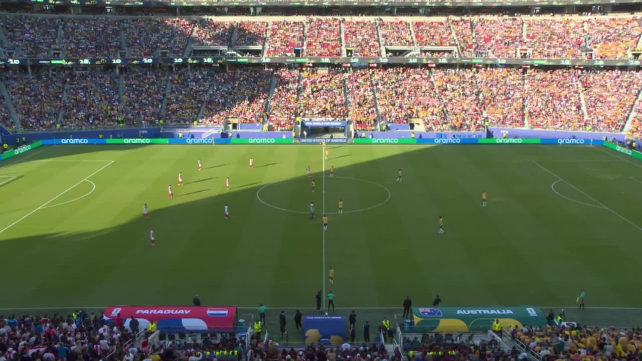 Arranca el partido y la pelota está en juego.