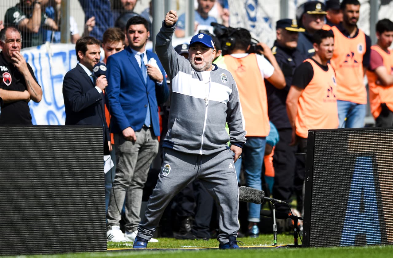 Ante una jugada dura, Maradona pide la amonestación.