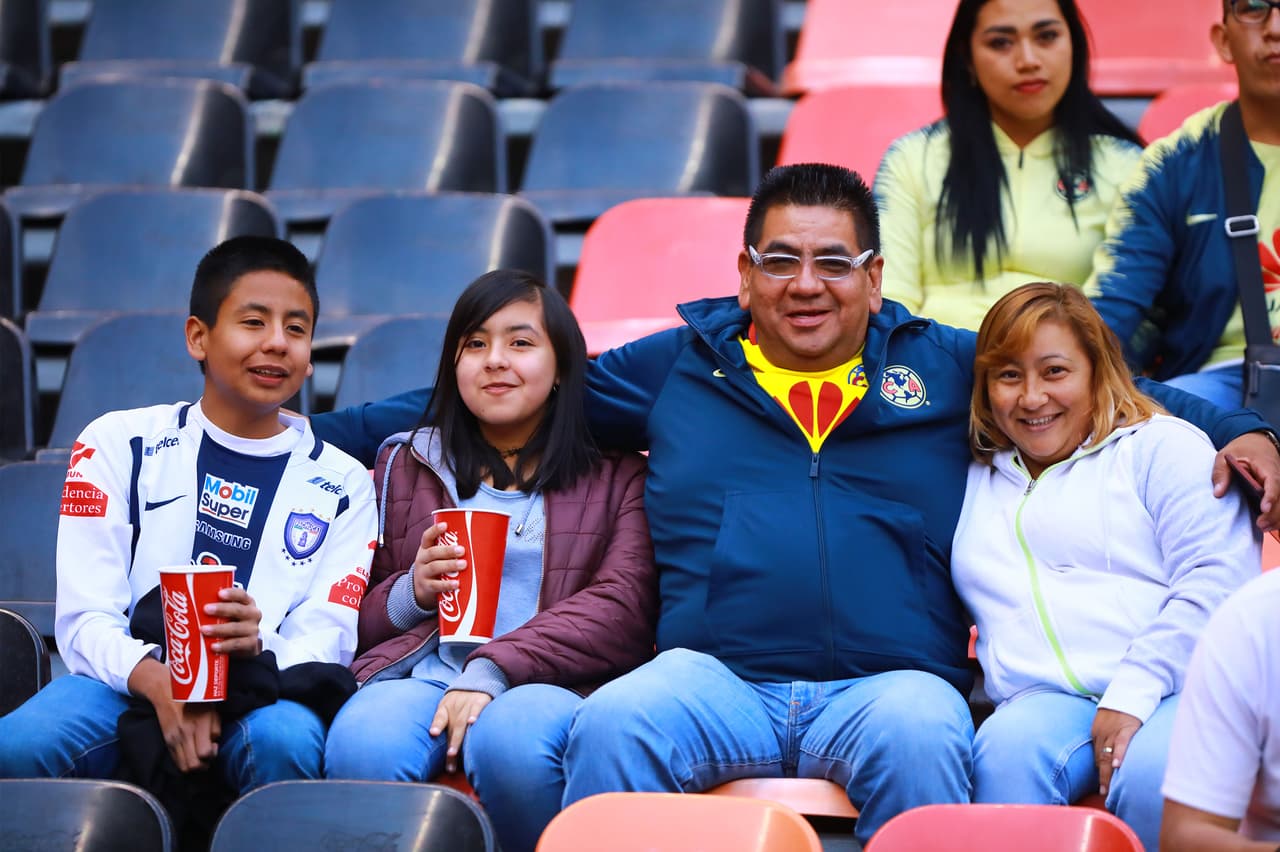 Fanáticos del América y Pachuca dentro del Estadio Azteca antes del juego entre los dos equipos.