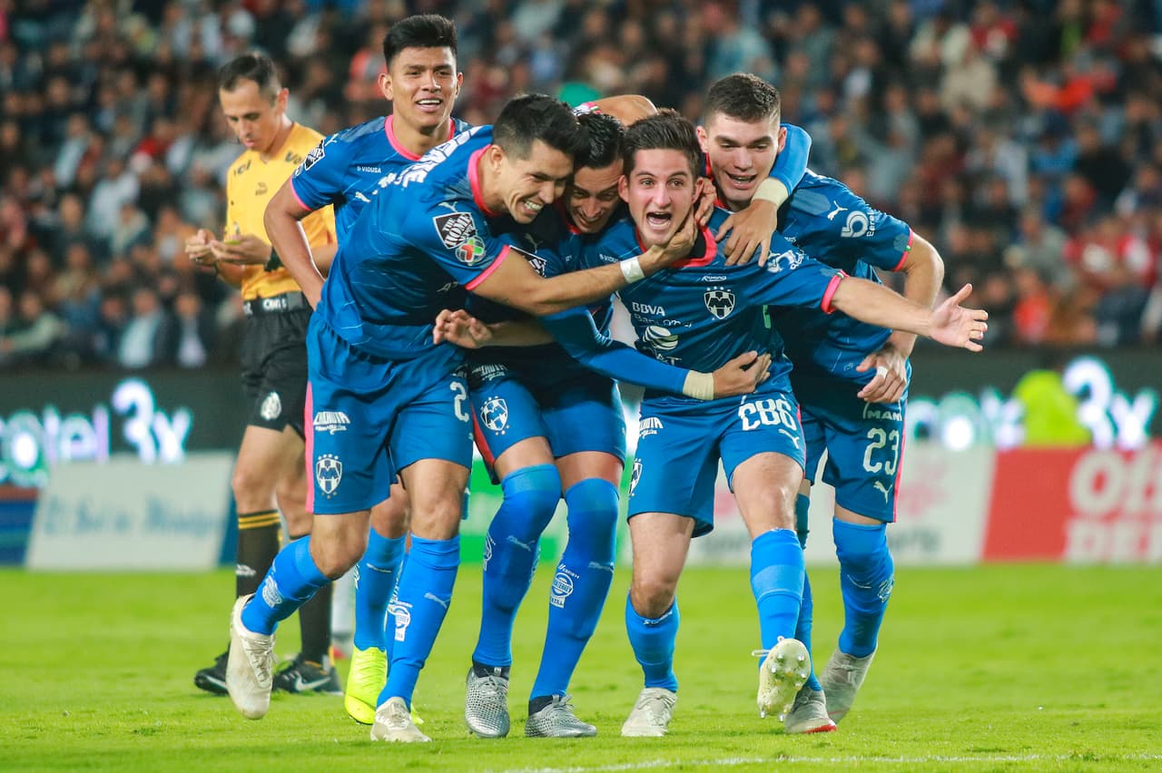 Sin embargo, nada más reanudarse la segunda mitad, Daniel Lajud, extiende la mano en señal de festejo tras un golazo, un disparo de larga distancia, de bote pronto que daba ventaja de 3-2 a Rayados.