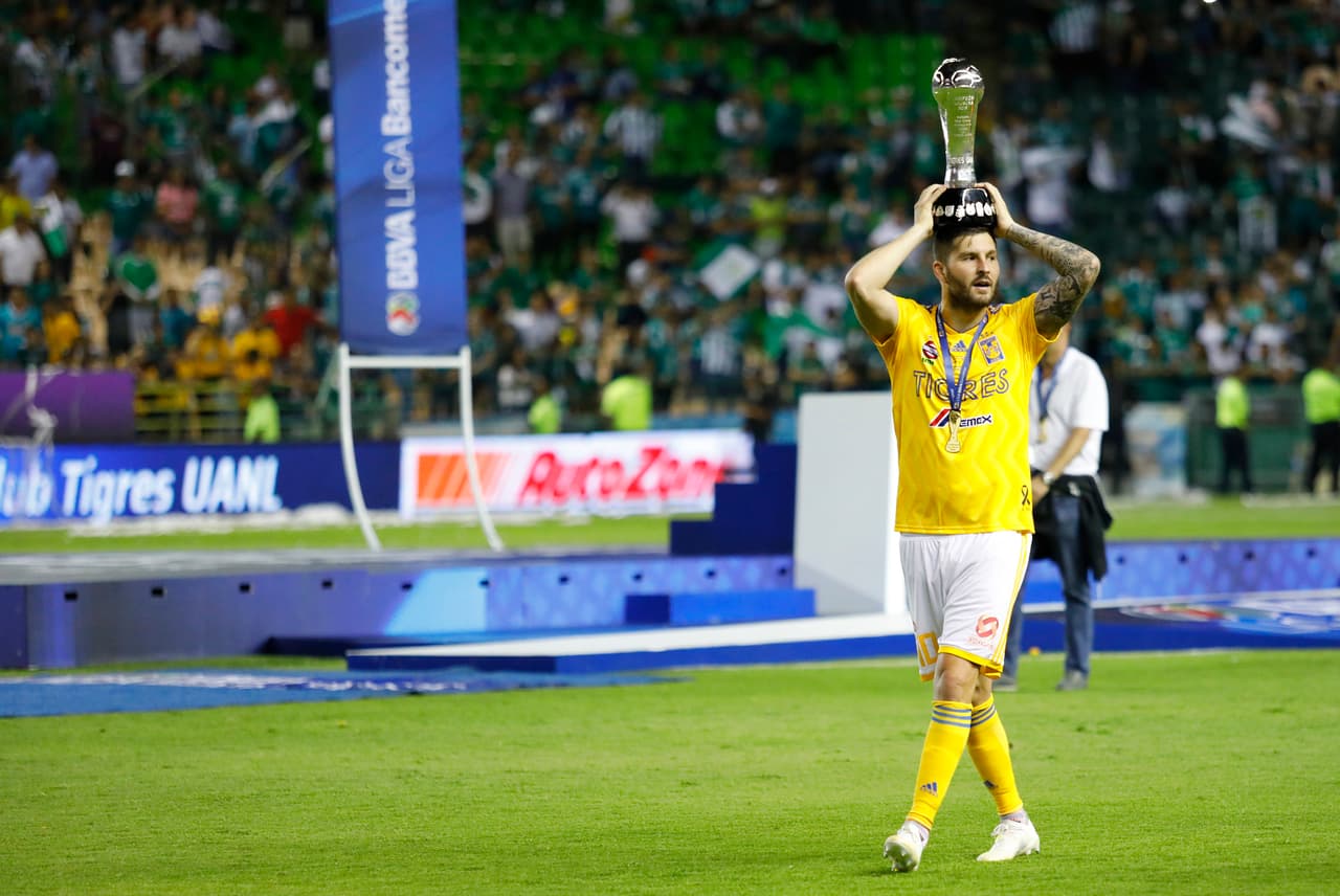 ¡Tigres se proclama Campeón del fútbol mexicano! Los felinos regiomontanos cosecharon su séptimo título de la Liga MX y se cuelan, aunque muchos se sigan negando a aceptarlo, entre los grandes del balompié azteca. Luego de superar en una Final de un solo gol a los Esmeraldas del León, así se dieron los festejos de los Tigres en patio ajeno, imágenes para el recuerdo y que hay que darse un tiempo para echarles un ojo, sobre todo la fiel afición de los felinos regios.