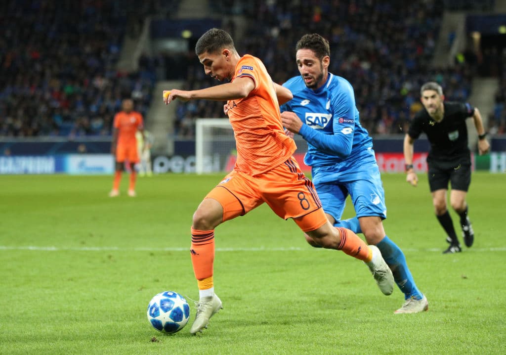 Houssem Aouar (8) del Lyon, conduce el esférico en busca del 2-1 para los suyos, pero se vino el medio tiempo antes de que cayera otro tanto en el cotejo.