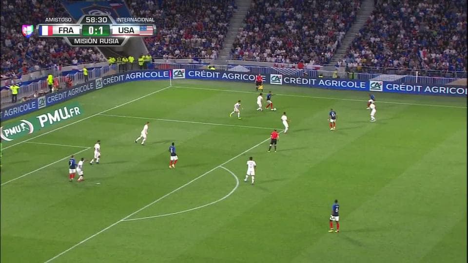 Shaquell Moore despeja el balón y aleja el peligro