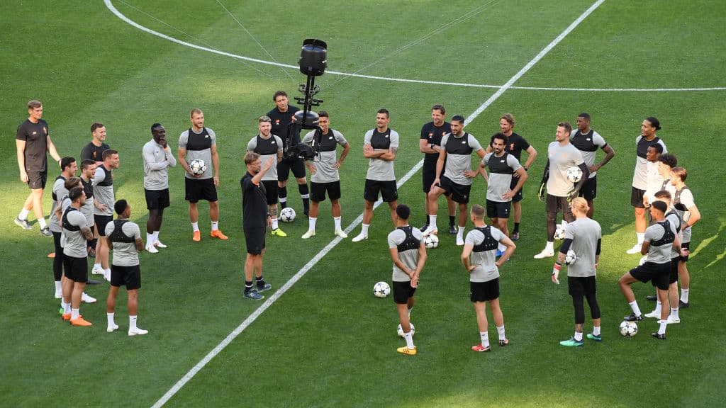 Jürgen Klopp técnico del Liverpool, al centro de su grupo de jugadores, busca que este sábado su equipo logre una hazaña: superar al club más talentoso de Europa en la FInal de la Liga de Campeones.