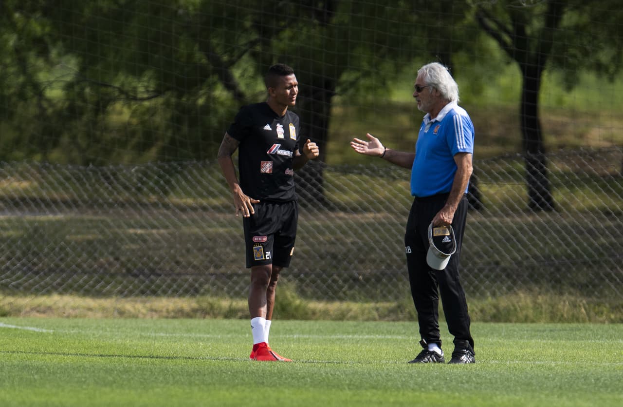 Tigres UANL ajusta detalles para el juego de ida de la Final de la Concacaf Champions League en un duelo contra Monterrey, su gran rival, frente al que busca su primer título internacional.