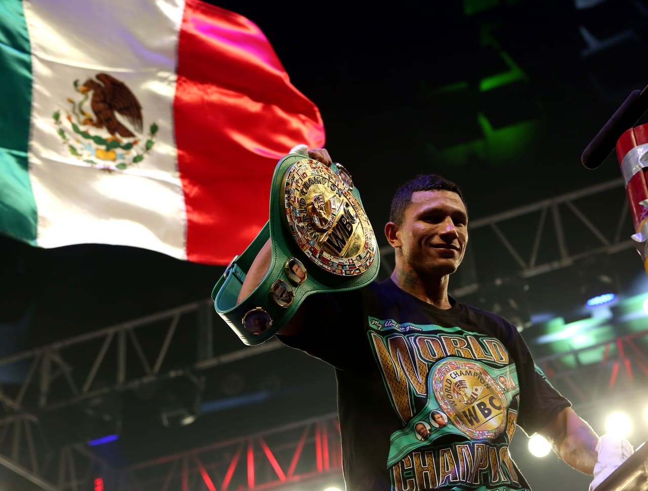 El campeón mexicano retuvo su cinturón ante un valiente Román.