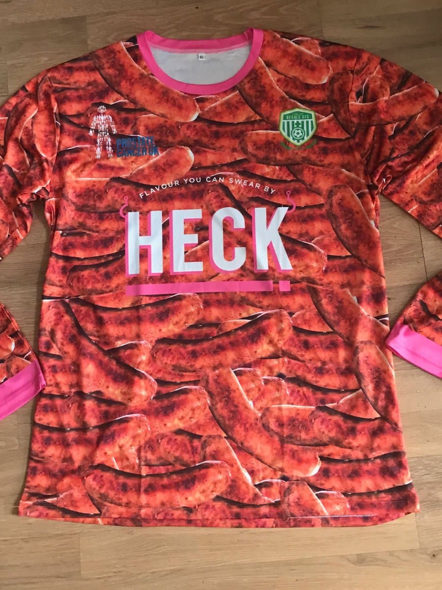 No es la primera vez que el Bedale es auspiciado por la marca de salchichas hasta el menor detalle. Esta es su playera de la temporada 2017/18 con la que fue campeón.