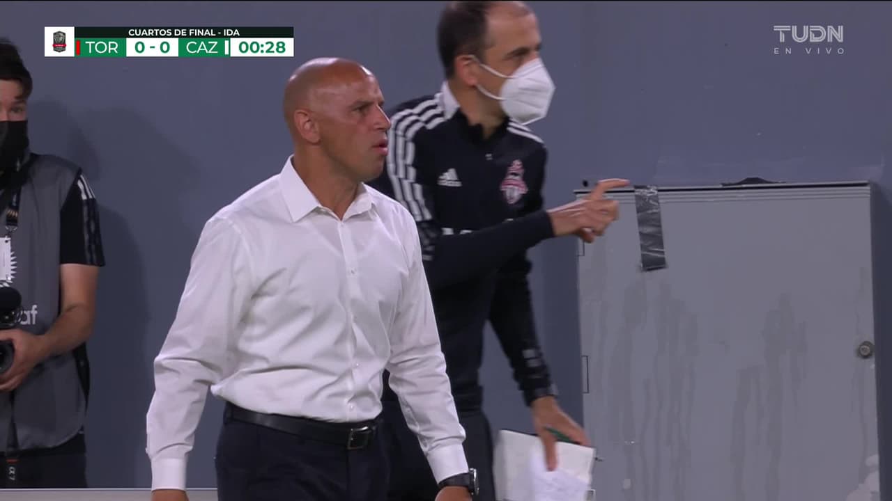 Arranca el partido y la pelota está en juego.