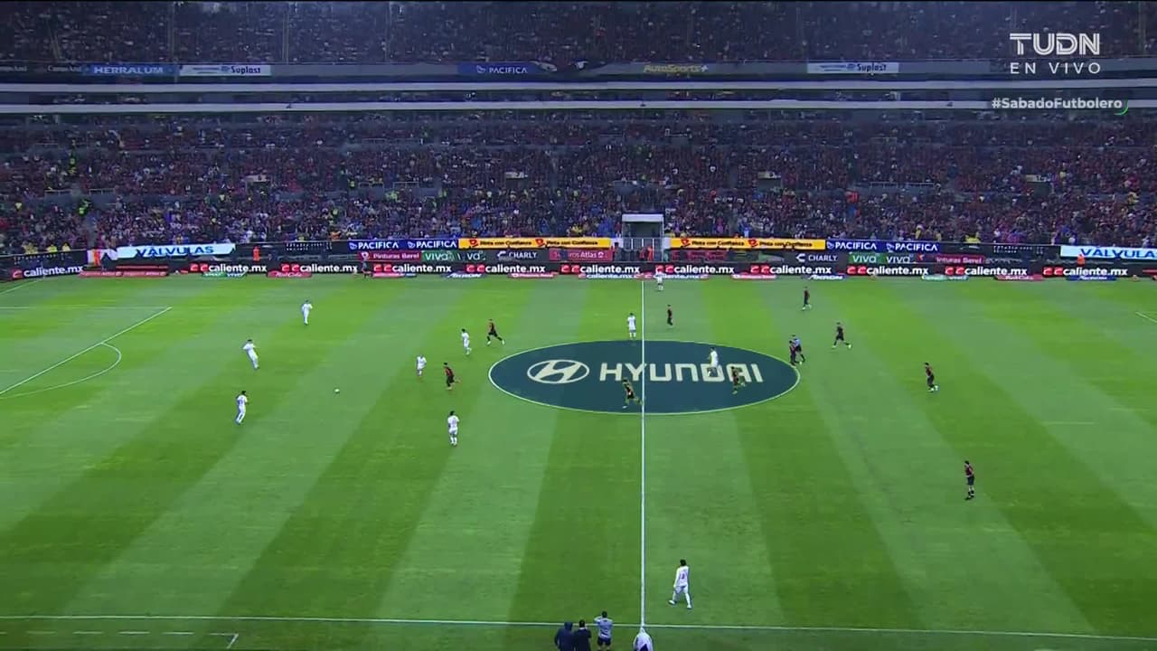 Arranca el partido y la pelota está en juego.