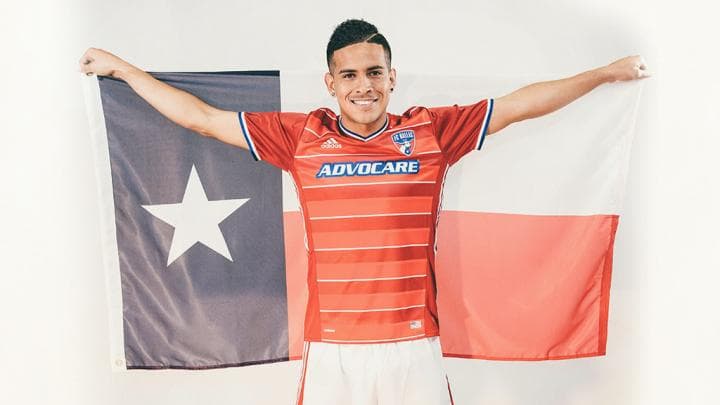 El tradicional rojo-naranja con líneas blancas horizontales y detalles en azul predominan en la camiseta.