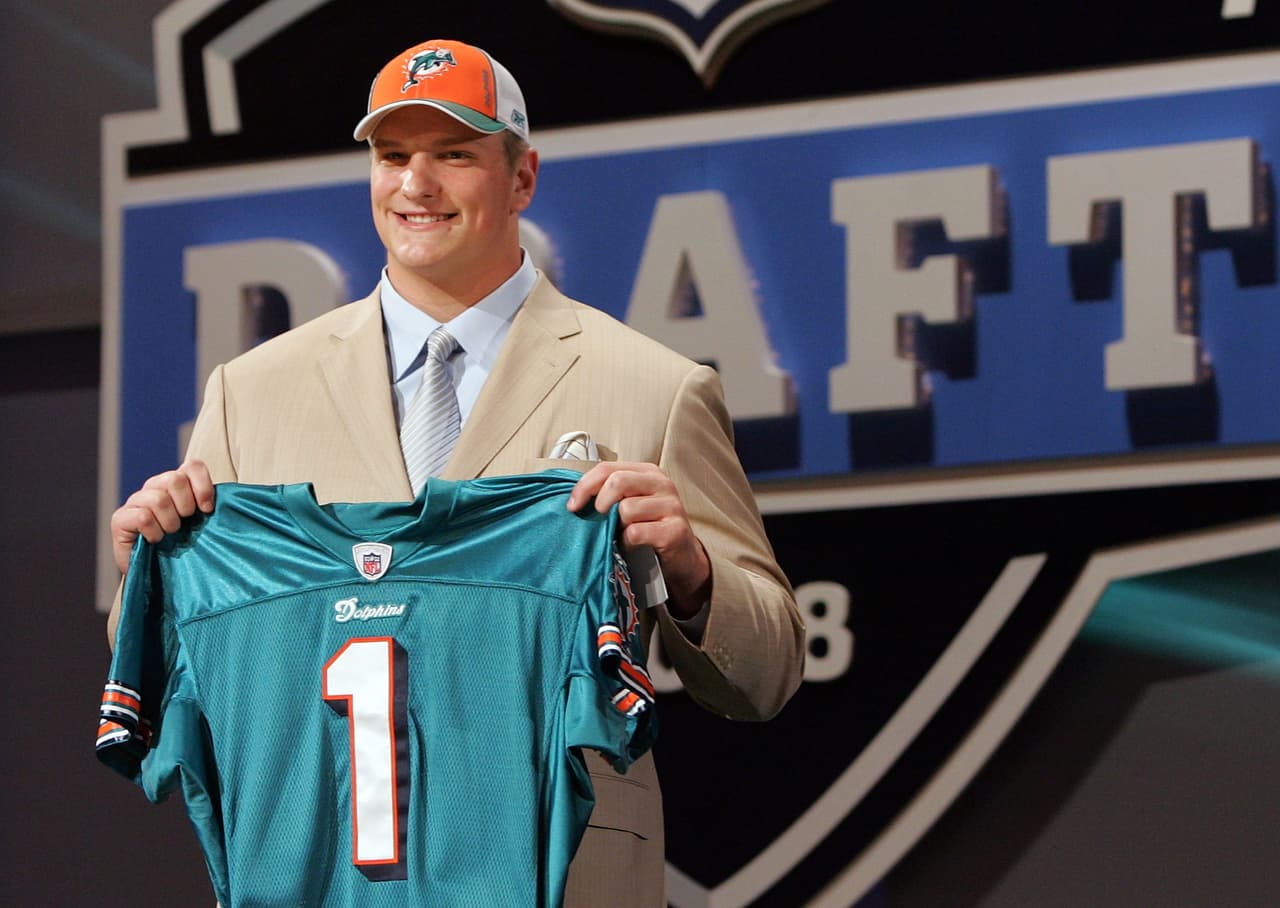 2008 JAKE LONG | OT Michigan - 
<b>Miami Dolphins</b>
<br>
<br>El tacle surgido de Michigan, Jake Long, fue seleccionado en primer lugar por los Miami Dolphins en el draft de la NFL el sábado 26 de abril de 2008 en Nueva York.
