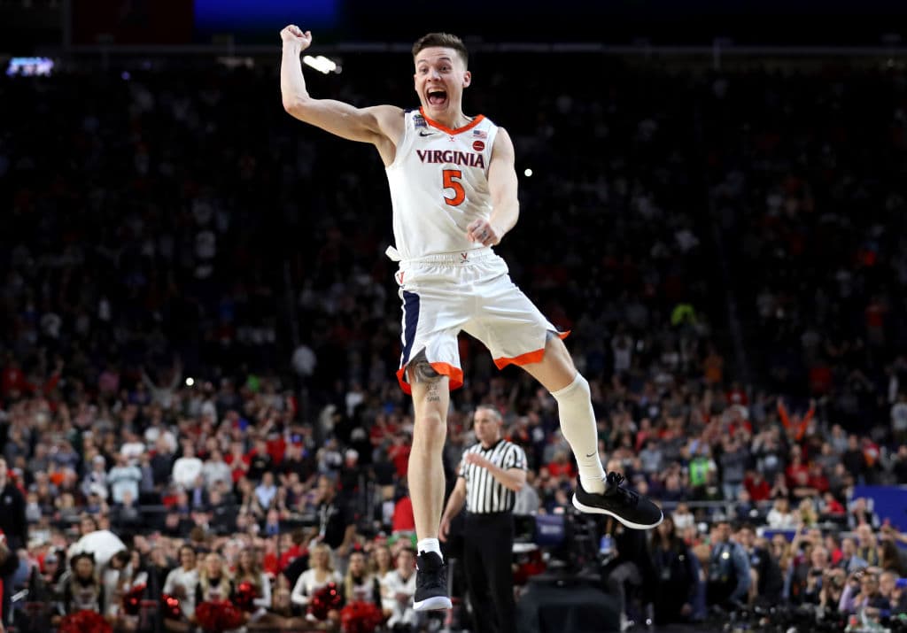 Los Virginia Cavaliers conquistaron el primer Campeonato Nacional luego de derrotar por 85-77 a los Texas Tech Red Raiders en la Final del NCAA Tournament y así festejaron los aficionados, jugadores y entrenadores, en cabezados por el head coach Tony Bennett.