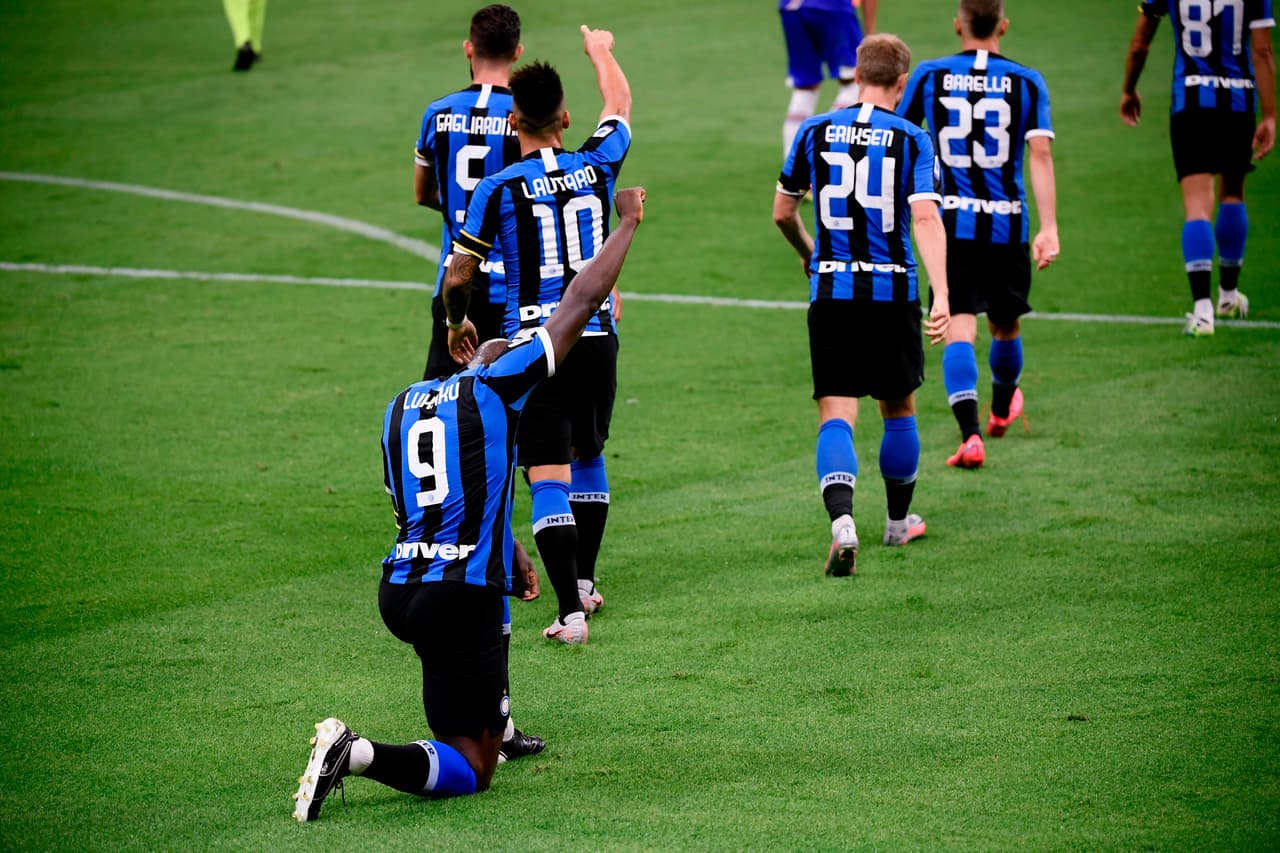 Romelu Lukakuse hincó tras festejar su anotación, así se une a los futbolistas que protestan contra el racismo.