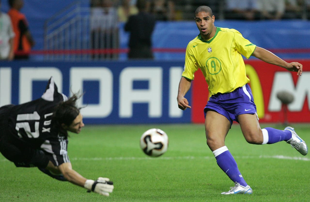 Aquella Confederaciones fue el mejor torneo en la carrera de Adriano,
<a href="http://www.univision.com/deportes/futbol/apogeo-y-decadencia-del-imperio-de-el-emperador-adriano-en--imagenes-fotos" target="_blank">'El Emperador', quien al poco tiempo comenzó a ser víctima del alcoholismo.</a>