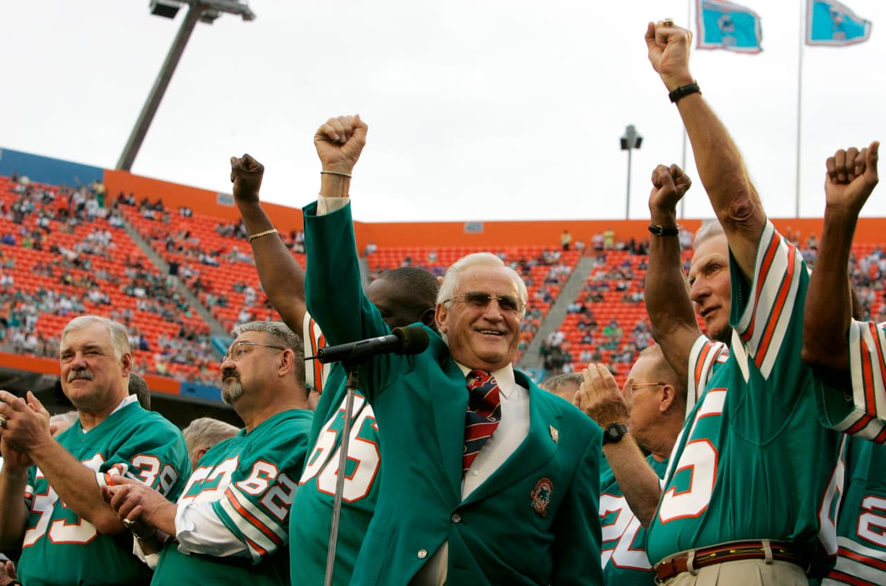 <b>Su casa</b>
<br>- Cada que era recibido en el estadio de los Dolphins, la afición lo reconocía y ovacionaba.
<br>- Con el puño en alto, un ganador total dejó la vida a los 90 años, pero quedará recordado por sus grandes hazañas.