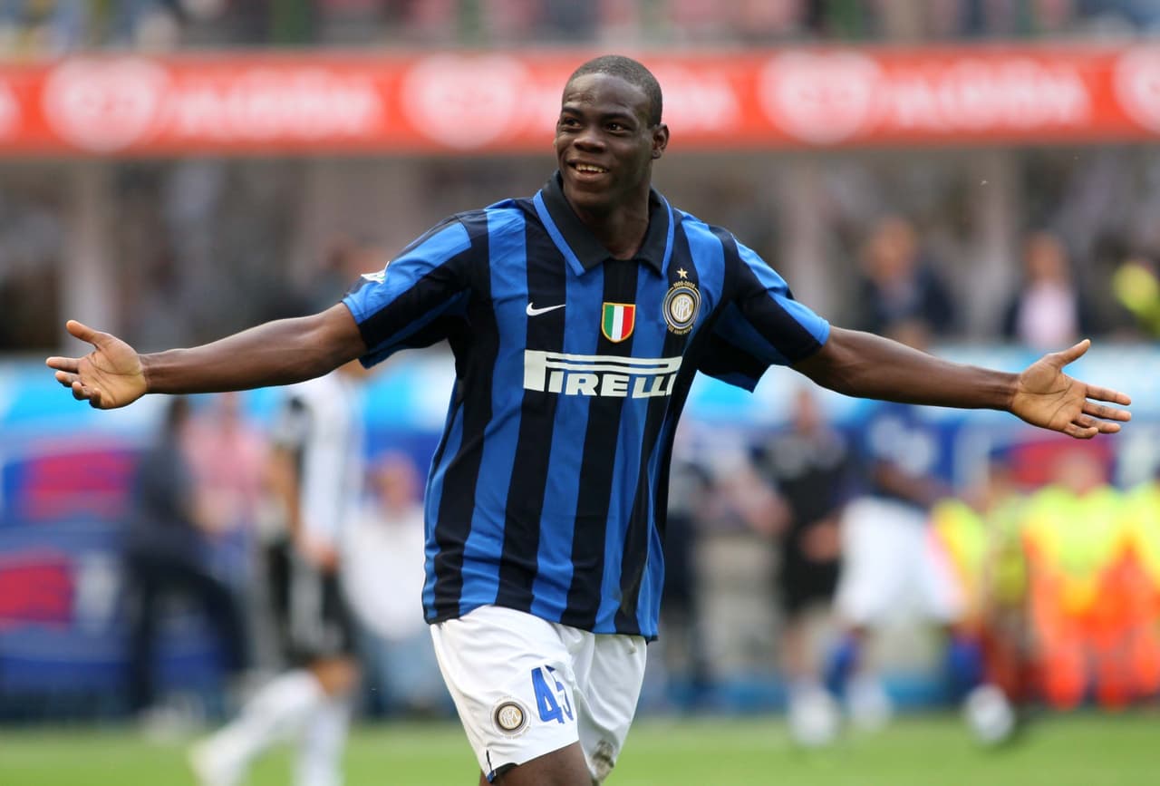 El italiano Mario Balotelli es otro de los que interesa en Inter de Milán, donde ya estuvo en su juventud. Por el atacante, que finaliza contrato con Niza esta temporada, también está interesado Roma.