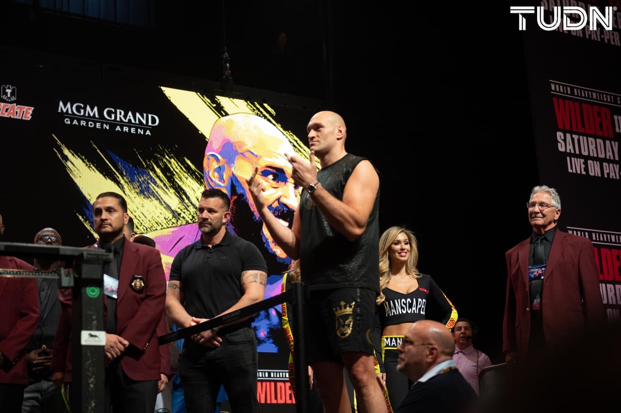 Tyson Fury (273 libras) y Deontay Wilder (231) protagonizaron un pesaje inusual al no poder realizar el tradicional cara a cara.