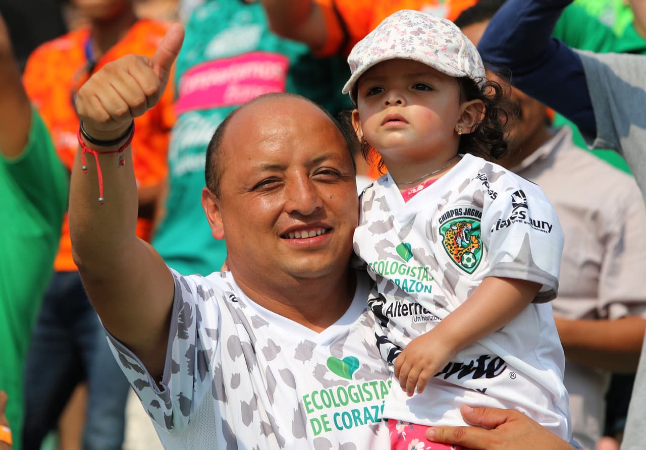 Sin importar el calor que se vive en el estadio Víctor Manuel Reyna, la afición se dio cita para apoyar a su equipo.