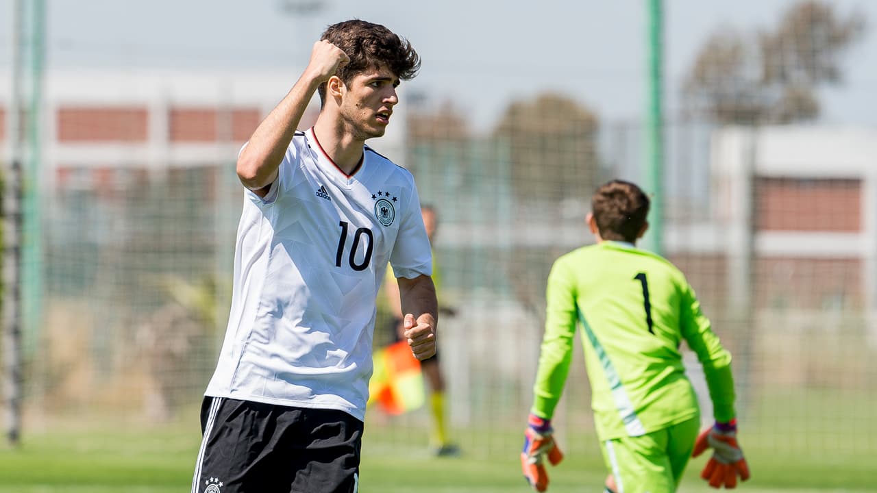 Juega con el RB Leipzig y cuenta con una zurda de mucha calidad.