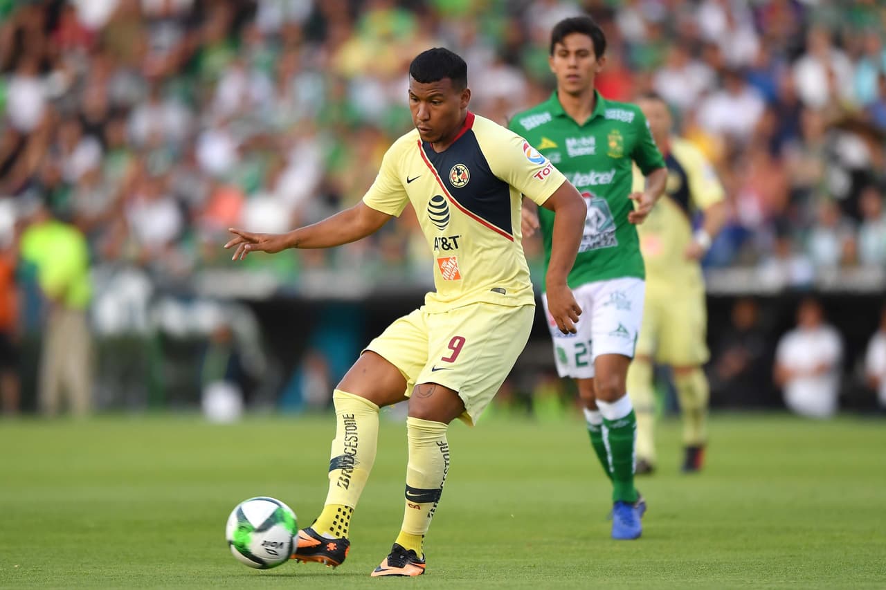 El colombiano Roger Martínez buscó romper por el centro para el ataque del América.