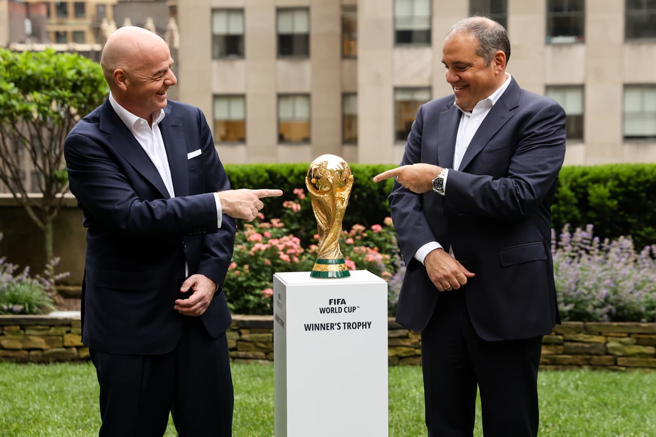 La FIFA dio a conocer el jueves las ciudades sede y los estadios que serán empleados en la Copa del Mundo de 2026, organizada por Estados Unidos, México y Canadá.
<br>