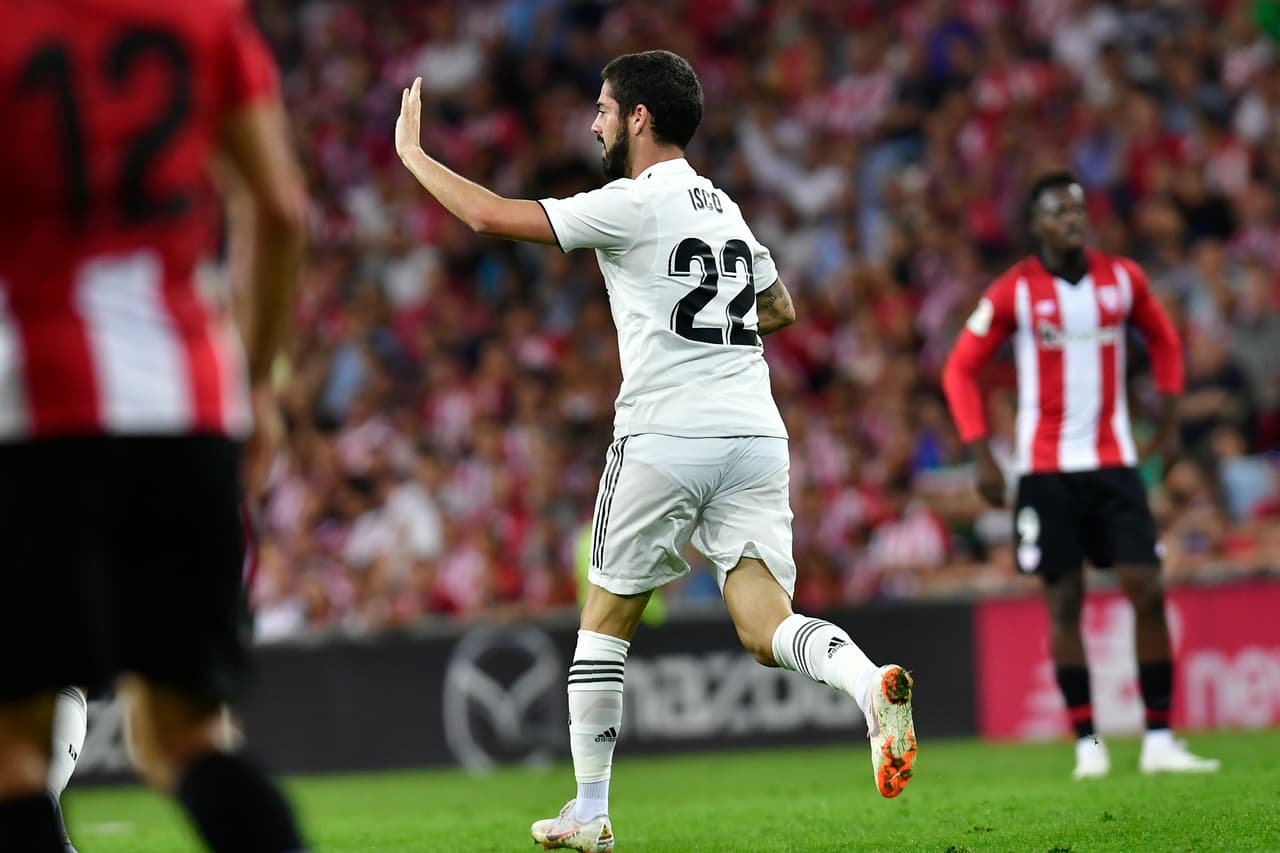 Su debut en el futbol profesional llegó con el Valencia el 11 de noviembre del 2010.