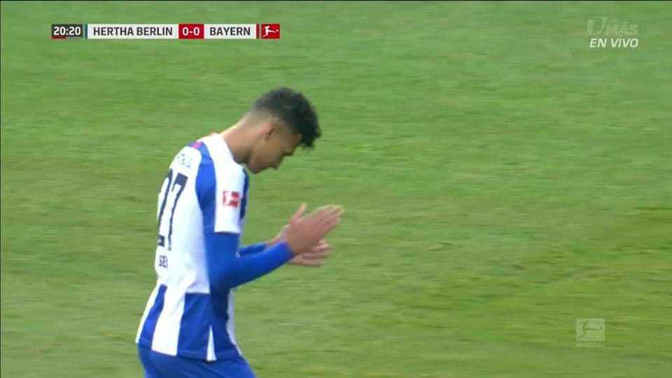 Tiro desviado de Davie Selke